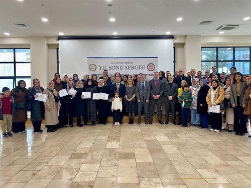 Kaymakam Abdullah UÇGUN ve Eşi Duygu UÇGUN, Aile Destek Merkezi Kursiyerlerinin Yıl Sonu Sergisini Ziyaret Etti.